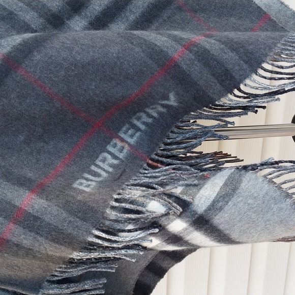 BURBERRY CONTRAST CHECK WOOL CASHMERE JACQUARD CAPE PONCHO - Picture 5 of 10